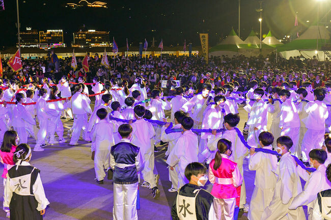 지난 9월 30일부터 10월 2일까지 종포 해양공원에서 펼쳐진 &lsquo;제56회 여수거북선축제&rsquo;가 시민들과 관광객으로 인산인해를 이루며 흥행 대박을 터트렸다.