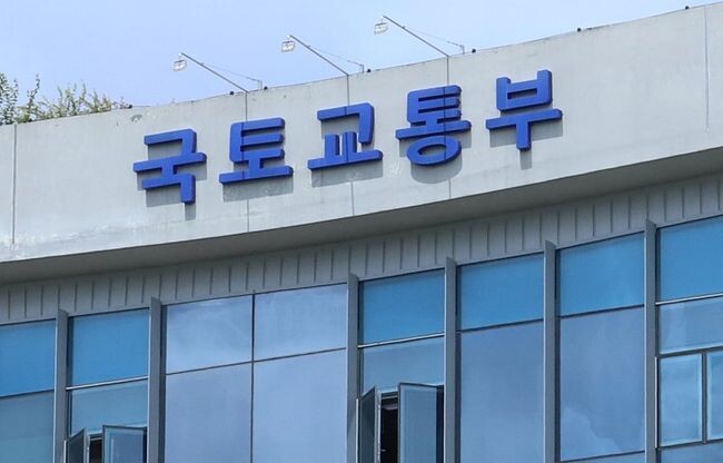 국토교통부는 현 정부 핵심 추진과제인 GTX 조기 확충을 위해 행정절차에 소요되는 시간을 대폭 줄이는 등 가능한 범위 내에서 모든 정책역량을 집중해 ’24년 상반기에 GTX-B노선의 민자·재정구간을 동시에 조기 착공하겠다고 밝혔다.