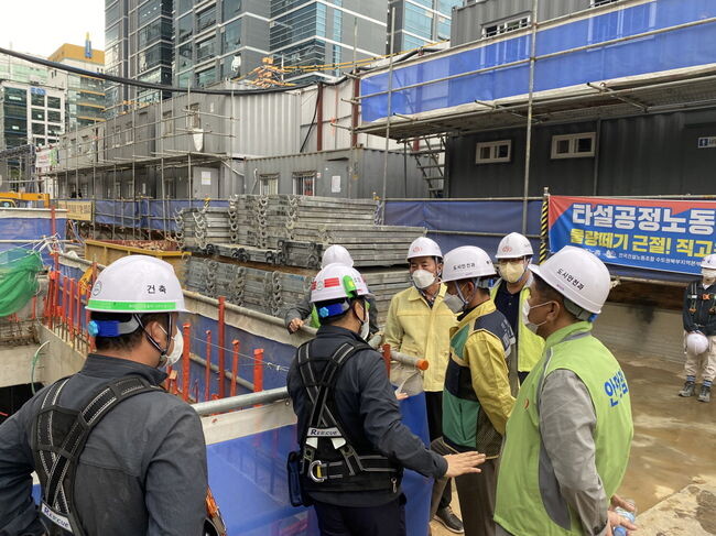 지난 7일 엄의식 부구청장을 비롯해 임보상 안전건설국장, 외부전문가 등이 아티스포럼 지식산업센터 신축공사장을 방문해 현장을 살펴보고 있다.