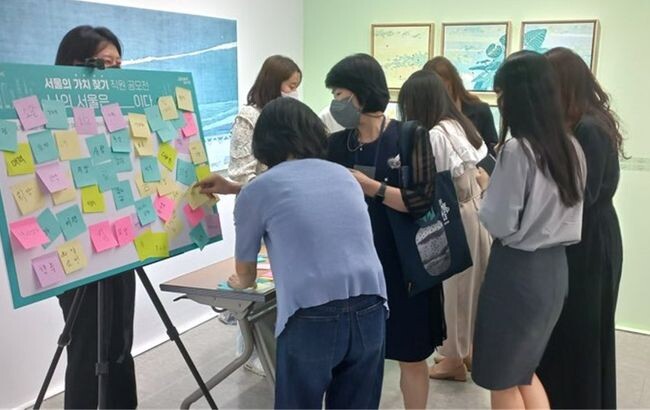 ｢서울의 가치찾기 시민 공모전-서울은 □□이다.｣에 참여 중인 시민들