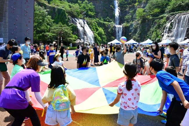 지난 6월 열린 어린이 놀이 한마당에서 &lsquo;낙하산 놀이&rsquo;를 즐기고 있는 아이들의 모습