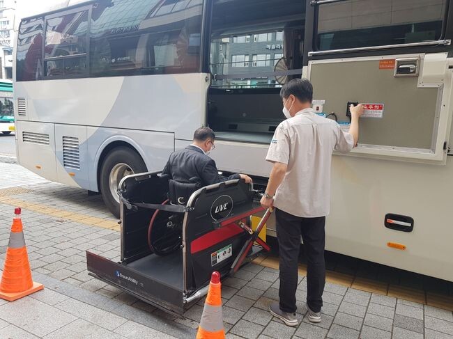 장애인버스 이용하는시민