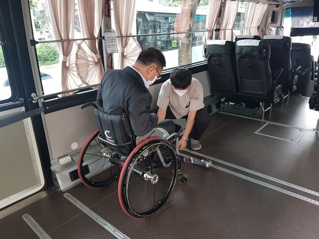 장애인버스 이용하는시민