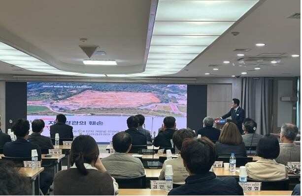 조화로운 지역개발을 위한 상생발전 간담회에서 박경귀 시장이 소규모 도시개발 방향에 대한 정책을 설명하고 있다