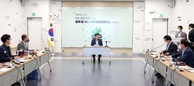 광명시는 14일 오전 10시 시청 중회의실에서 ‘하안동 철골주차장 재건축 타당성 조사 및 기본계획 수립용역’ 최종보고회를 가졌다.