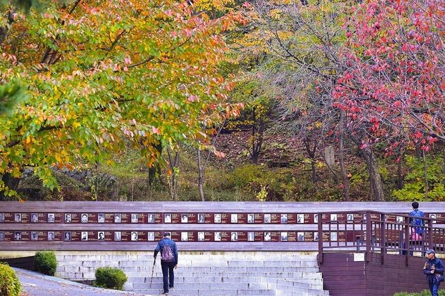 망우역사문화공원에 잠든 역사&middot;문화 인물들이 소개된 인물가벽&nbsp;