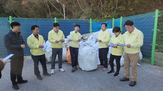 인천광역시의회건설교통위원회는 제 282회 임시회 기간 중 2022. 10. 19.(수)~20(목) 1박 2일 일정으로 옹진군 덕적면 일원을 방문하여 건설교통위원회 소관 기관의 업무 분야를 점검하였으며, 시 해양환경과, 인천도시공사, 옹진군 덕적면사무소 관계자 등이 함께하였다.