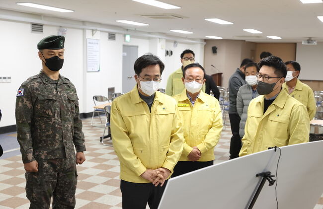 김동연 경기도지사가 25일 접경지역인 연천군 차탄리 민방위 주민대피시설을 찾아 비상 대비 태세를 점검했다.