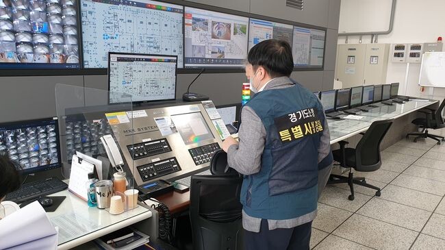 야간에 수시로 화재경보 수신기를 차단하거나 소방시설공사업에 등록되지 않은 업체와 소방시설 공사 계약을 체결해 부실시공을 초래한 경기지역 신축건축물들이 대거 경기도소방 특별사법경찰에 적발됐다.