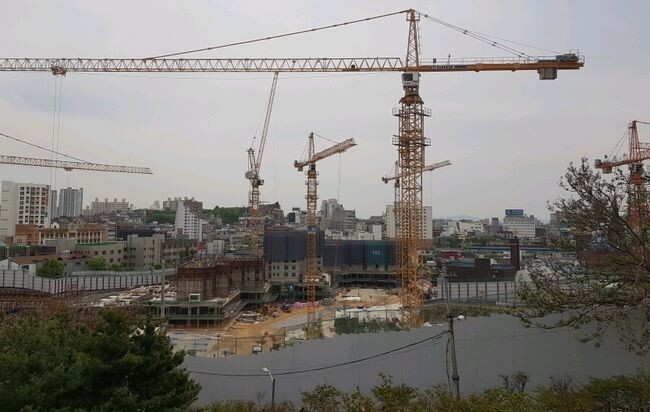 국토교통부는 &lsquo;22년 3분기 중 건설사고 사망자가 발생한 시공능력평가 상위 100대 건설사 및 관련 하도급사, 발주청, 지자체 명단을 26일 공개하였다. 공사 현장 사진(기사의 특정 내용과 관계없음).