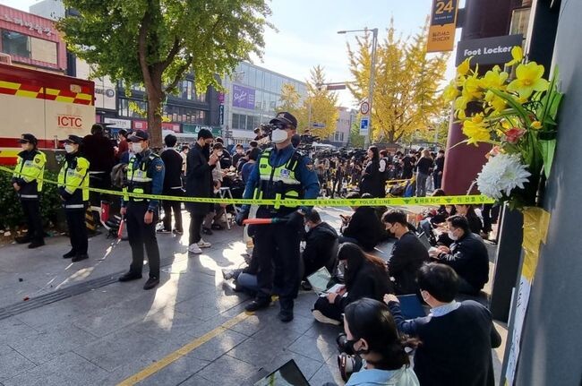 윤석열 대통령은 30일 이태원 일원에서 발생한 대규모 인명사고와 관련하여 서울시 용산구를 특별재난지역으로 선포하였다. 사진은 30일 오후 이태원참사 현장 모습.&nbsp;