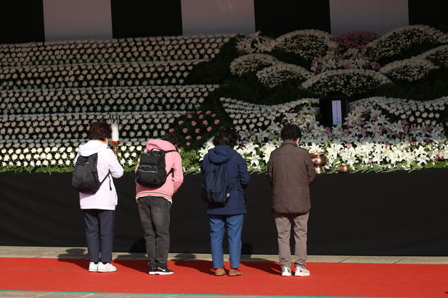 서울광장에 설치된 &lsquo;이태원 사고 사망자 합동분향소&rsquo;을 찾은 시민들이 조문을 하고 있다.&nbsp;