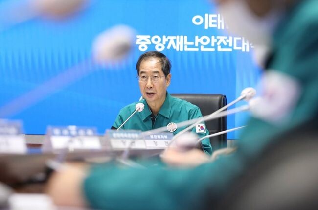 한덕수 국무총리가 31일 세종로 정부서울청사 중앙재난안전대책본부 상황실에서 열린 이태원 사고 관련 중대본 회의를 주재하고 있다.&nbsp;