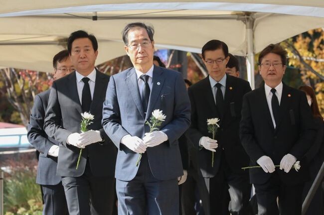 한덕수 국무총리가 31일 서울시청 광장에 마련된 이태원 사고 정부합동분향소를 방문, 조문을 하고 있다.&nbsp;