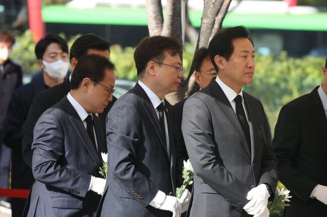 오세훈 서울시장이 31일 서울시청 광장에 마련된 이태원 사고 정부합동분향소를 방문, 조문을 하기 위해 기다리고 있다.&nbsp;