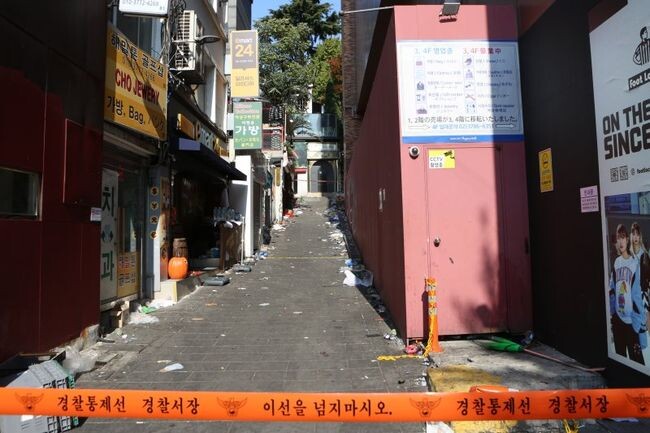 10월 29일 참사가 발생한 이태원 해밀턴 호텔 인근 골목길 입구에 경찰의 접근금지 줄이 쳐져 있다.&nbsp;
