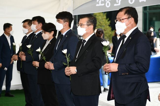 중랑구청 중앙광장에 마련된 이태원 사고 희생자 합동분향소에서 헌화하는 류경기 중랑구청장(오른쪽에서 두 번째)