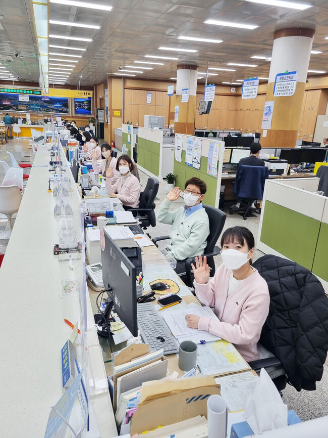 안동시 민원실 산뜻한 민원복 입고 새로운 분위기 변신(제공=안동시)