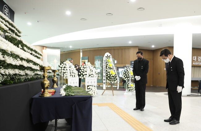 김동연 지사가 3일 오전 수원 광교 경기도청 1층 로비에 마련된 이태원 참사 합동분향소에서 조문을 하고 있다. 사진=경기도청 제공 