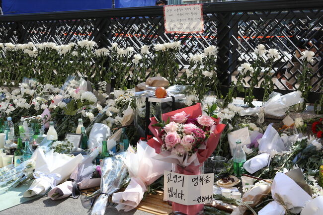 서울시는 이태원 사고 이후 시민의 빠른 심리적 안정과 회복을 위해 서울시 225개소 정신전문의료기관에서 11월 3일부터 특별심리지원 서비스(우울, 불안검사)를 사전 예약을 통해 받을 수 있다고 밝혔다.&nbsp;