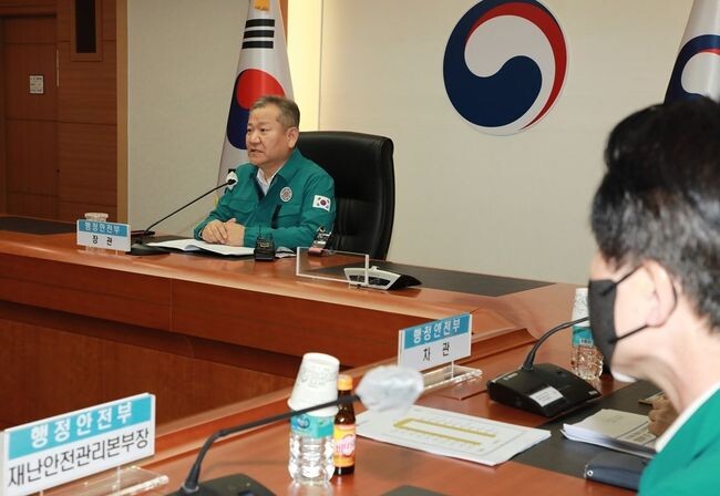 행정안전부는 이태원 사고와 관련하여 다중 밀집 인파사고 예방 안전관리 대책 마련을 위한 관계기관 장관 회의를 개최했다. 사진은 이상민 장관이 지난 2일 오후 서울 종로구 정부서울청사에서 열린 다중 밀집 인파사고 예방안전관리 대책 마련을 위한 특별팀(TF) 1차 회의에 참석해 모두발언을 하고 있는 모습.&nbsp;