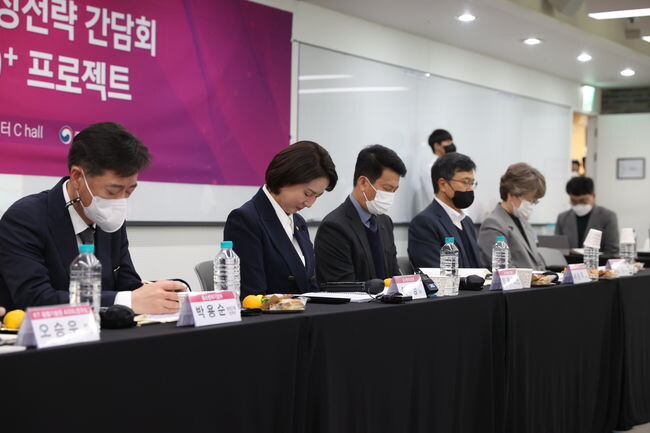 중소벤처기업부는 11월 3일(목) 10시, 서울창조경제혁신센터에서 ‘첨단 미래산업 스타트업 육성전략 발표 간담회’를 개최하였다.