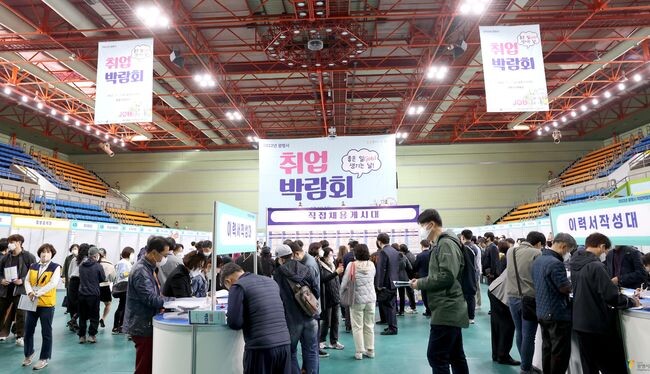 광명시 일자리센터는 지난 2일 광명시민체육관에서 시민 1,500여 명이 참여한 가운데 &lsquo;좋은 일(job)생기는 날! 광명시 취업박람회&rsquo;를 성황리에 마쳤다.