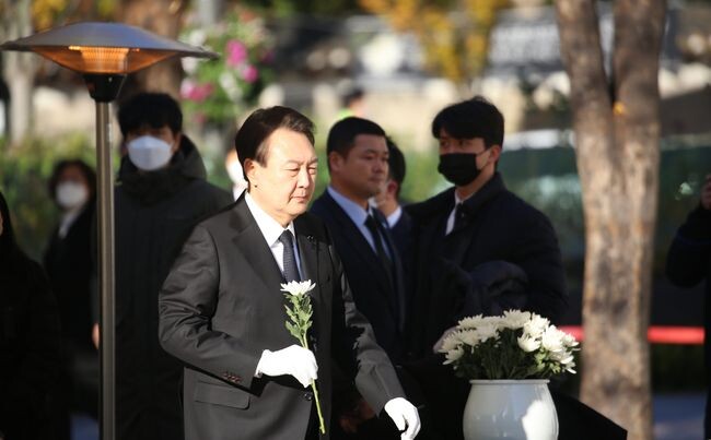 윤석열 대통령이 4일 오전 9시 서울광장에 마련된 이태원 사고 사망자 합동분향소를 방문, 헌화를 위해 이동하고 있다. &nbsp;