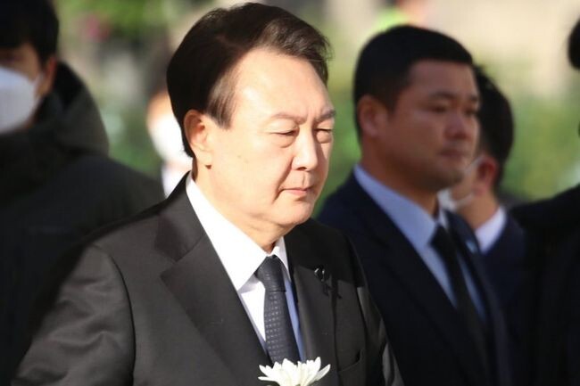 윤석열 대통령의 국정 지지율이 '이태원 압사 참사' 이후 소폭 하락하며 다시 20%대로 내려왔다는 여론조사 결과가 4일 나왔다.