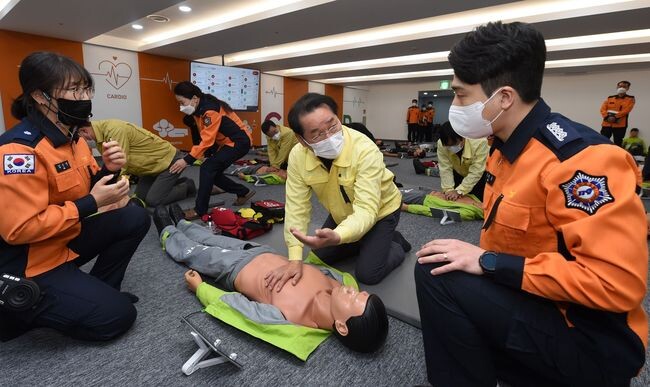 유정복 인천광역시장이 6일 인천국민안전체험관에서 심폐소생술(CPR) 실습을 하고 있다.&nbsp;