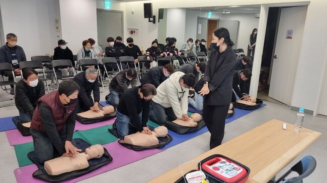 중구는 상인 대상 화재 예방교육과 심폐소생술 교육을 운영한다. 전문 강사가 현장을 방문하여 소화기 사용법, 전열기 사용 시 주의사항을 알려주고 심폐소생술 실습도 실시한다.