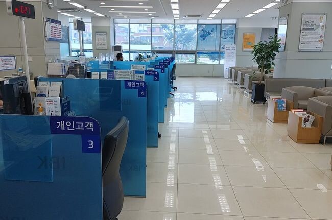 국토교통부는 최근 기준금리 인상 등에 따른 시중금리와의 격차, 국민 편익 및 기금의 재무건전성 등을 감안하여 주택청약종합저축(청약저축)과 국민주택채권 금리를 0.3%p 인상한다고 밝혔다.