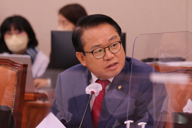안병길 의원 "전임 대통령도 동물등록제 위반하고 있는 모습이 동물등록제 현실”&nbsp;
