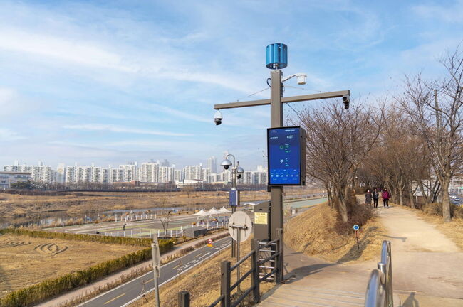 구로구는 스마트 기술과 행정 분야의 인프라를 통합해 주민 편의와 도시경관을 증진코자 관내 곳곳에 다기능 스마트폴을 추가 설치한다. 사진은 2021년 안양천에 설치한 '다기능 스마트폴' 모습(구로구 제공)