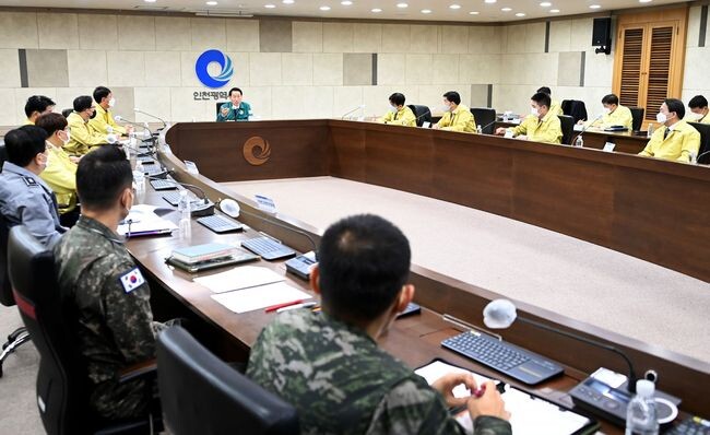유정복 인천광역시장이 9일 시청 영상회의실에서 열린 '재난취약분야 종합안전대책 점검회의'에서 군수&middot;구청장 및 유관기관과 주요사항을 점검하고 있다.&nbsp;