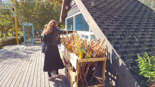 <span contenteditable="true">광교산 등산안내소 앞에 비치된 지팡이&nbsp;