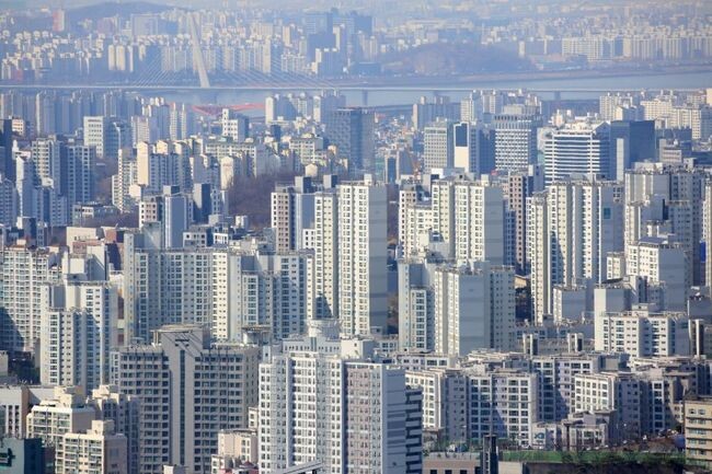 서울과 과천, 성남(분당&middot;수정), 하남, 광명을 제외한 경기도 전역, 인천, 세종이 규제지역에서 해제된다.&nbsp;