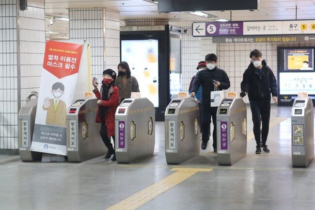 서울시는 11일 오전 10시10분 서울시청 6층 영상회의실에서 강서구, 경기도 김포시와 함께 ‘서울 5호선 김포 연장(방화역~김포)을 위한 업무협약’을 체결한다고 밝혔다. 