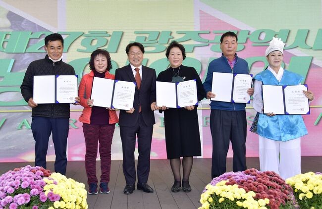 강기정 광주광역시장이 11일 오전 서구 상무시민공원에서 열린 제27회 &nbsp;농업인의 날 행사에 참석해 광주시-자치구-농업인단체 간 농민수당 지원 협약을 체결한 뒤 기념촬영을 하고 있다.&nbsp;