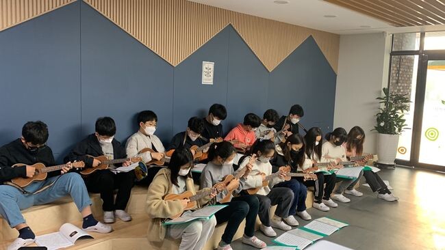 광명 하안남초의 가을을 여는 버스킹 공연&nbsp;