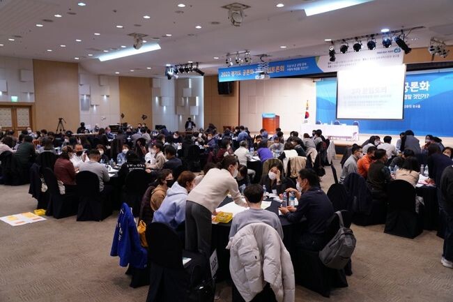 경기도가 지난 12일 도심 내 군 공항 문제 해결을 위한 2차 숙의토론회를 열고 도민여론 수렴 절차를 마쳤다.&nbsp;