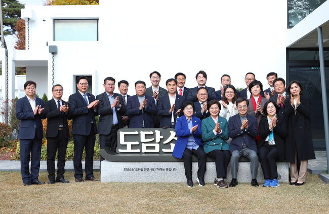 김동연 경기도지사가 경기도의회에서 5분 발언을 한 의원들을 초청해 “도의회와 집행부에서 힘을 합쳐서 도민들을 위해 좋은 결과를 내도록 함께 노력하자”고 강조했다.