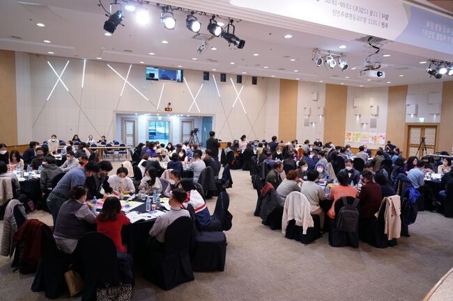 경기도가 지난 12일 도심 내 군 공항 문제 해결을 위한 2차 숙의토론회를 열고 도민여론 수렴 절차를 마쳤다. 도는 12월 중 경기도 공론화추진단의 정책제언 최종권고안을 경기도지사에 전달할 계획이다.&nbsp;