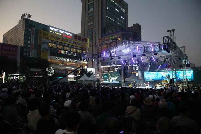 시민들이 9월 30일 부천마루광장에서 열린 제7회 부천세계비보이대회 개막식 무대를 관람하고 있다
