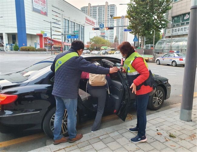 무료 수송 차량을 이용 중인 수험생과 자원봉사자들&nbsp;