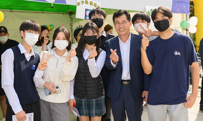 지역 청소년들과 함께한 이 구청장 