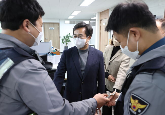 김동연 경기도지사는 14일 수원서부경찰서 매산지구대를 방문하여 국민에게 헌신·봉사하는 분들에 대한 국민들의 신뢰가 높다며 사기를 잃지 말아야 한다고 격려했다.