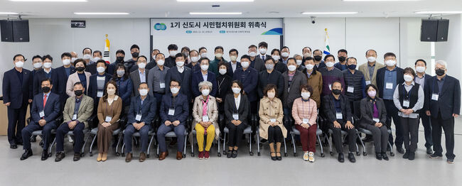 김동연 경기도지사는 15일 경기도청에서 열린 &lsquo;1기 신도시 시민협치위원회 위촉식&rsquo;에 참석해 시민위원 대표들에게 위촉장을 수여하고 기념촬영을 하고 있다. 사진=경기도청 제공