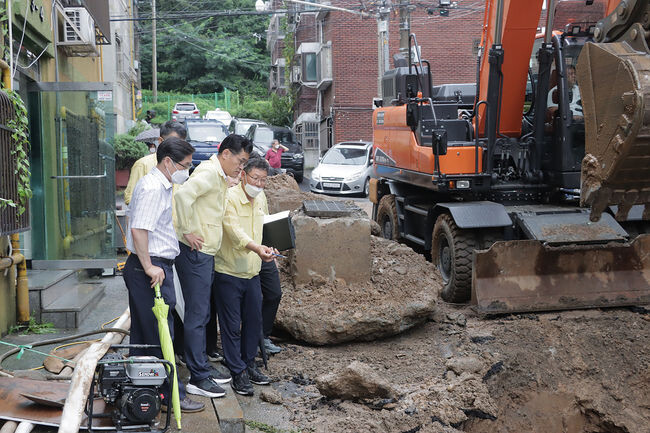 지난 8월, 집중호우로 발생한 신월동 씽크홀 복구 현장 점검중인 이 구청장
