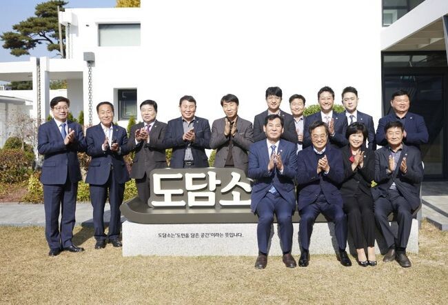 김동연 지사는 18일 수원시 팔달구 도담소(옛 도지사 공관)에서 경기도의회 의원 14명과 간담회를 가졌다. 